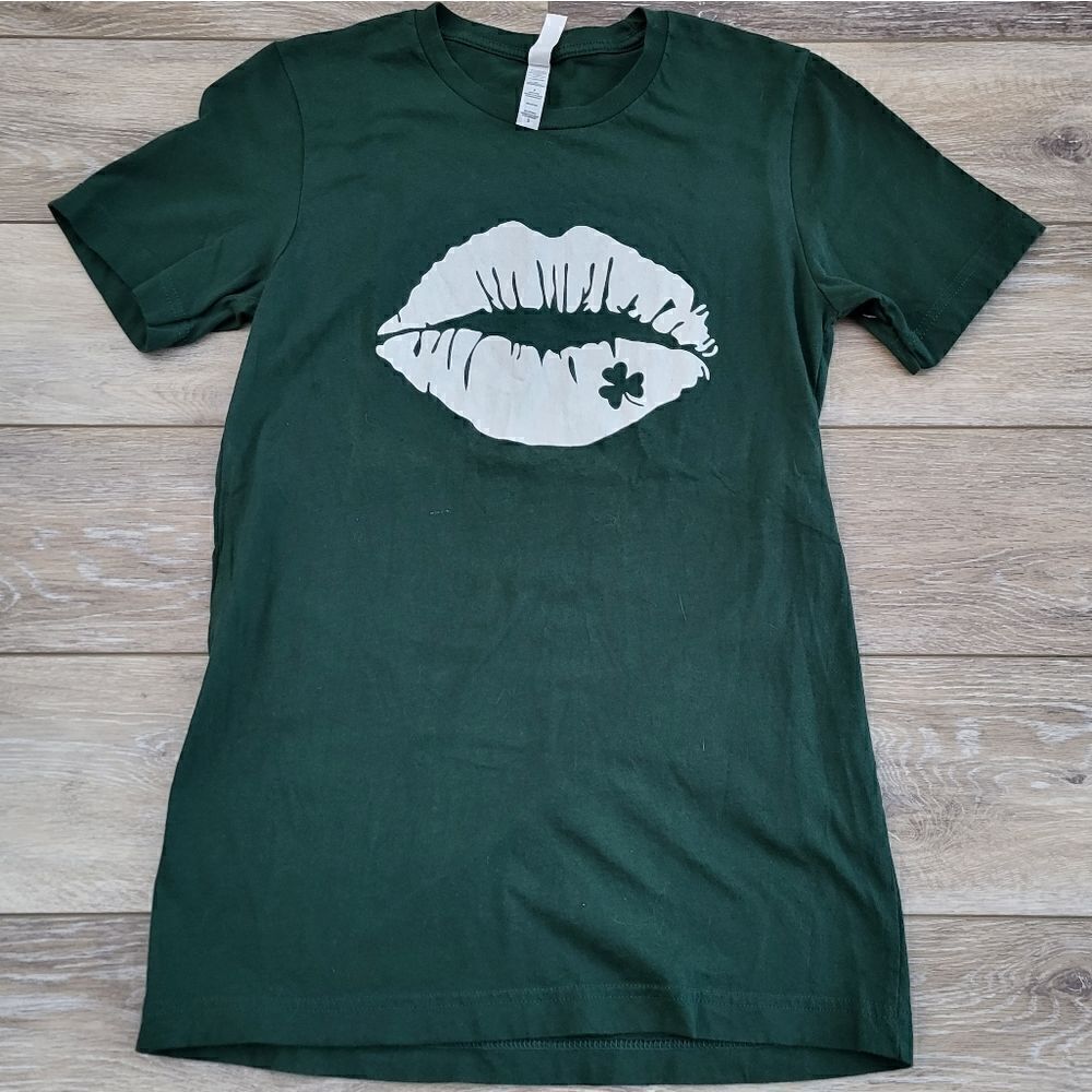 💋  Kiss Me I'm Irish tee shirt green size small 100% cotton